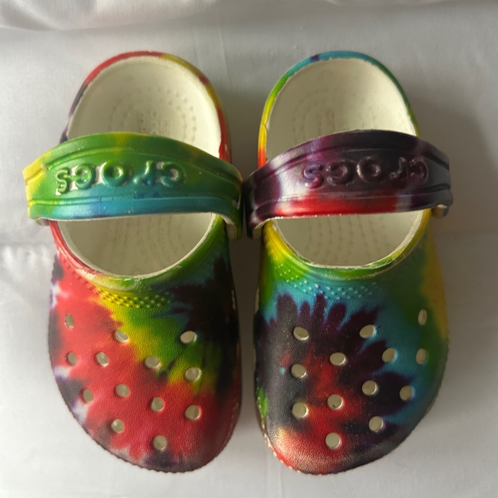 Toddler tie dye crocs size 6